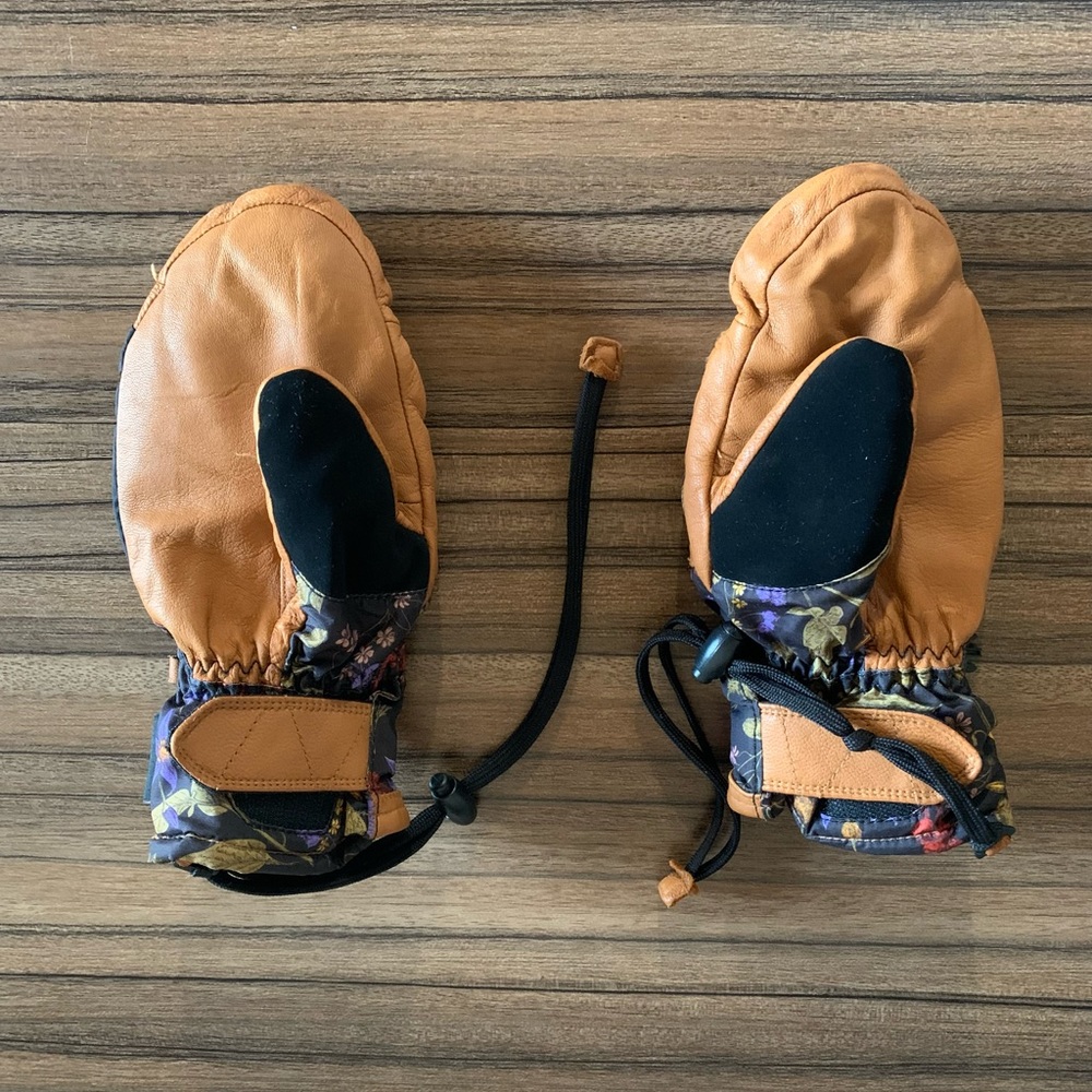 Women’s snow mittens